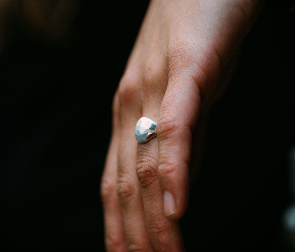 signet ring classic hammered – werkstatt-munchen