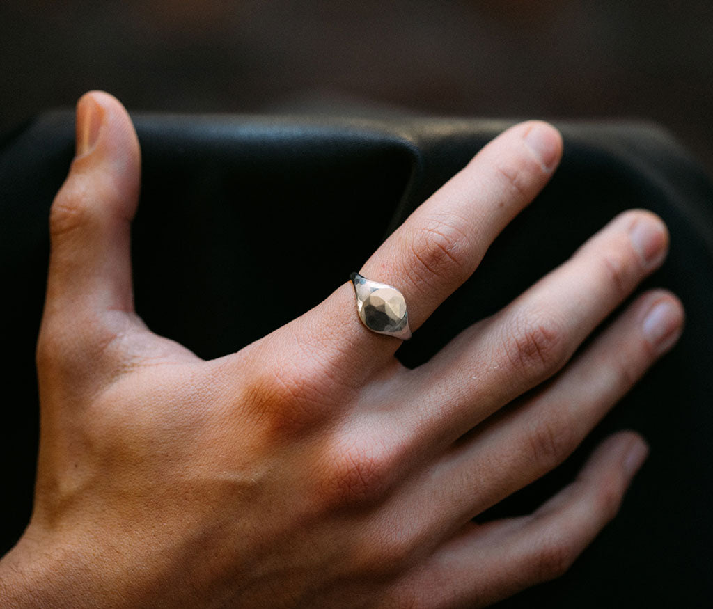 signet ring classic hammered – werkstatt-munchen