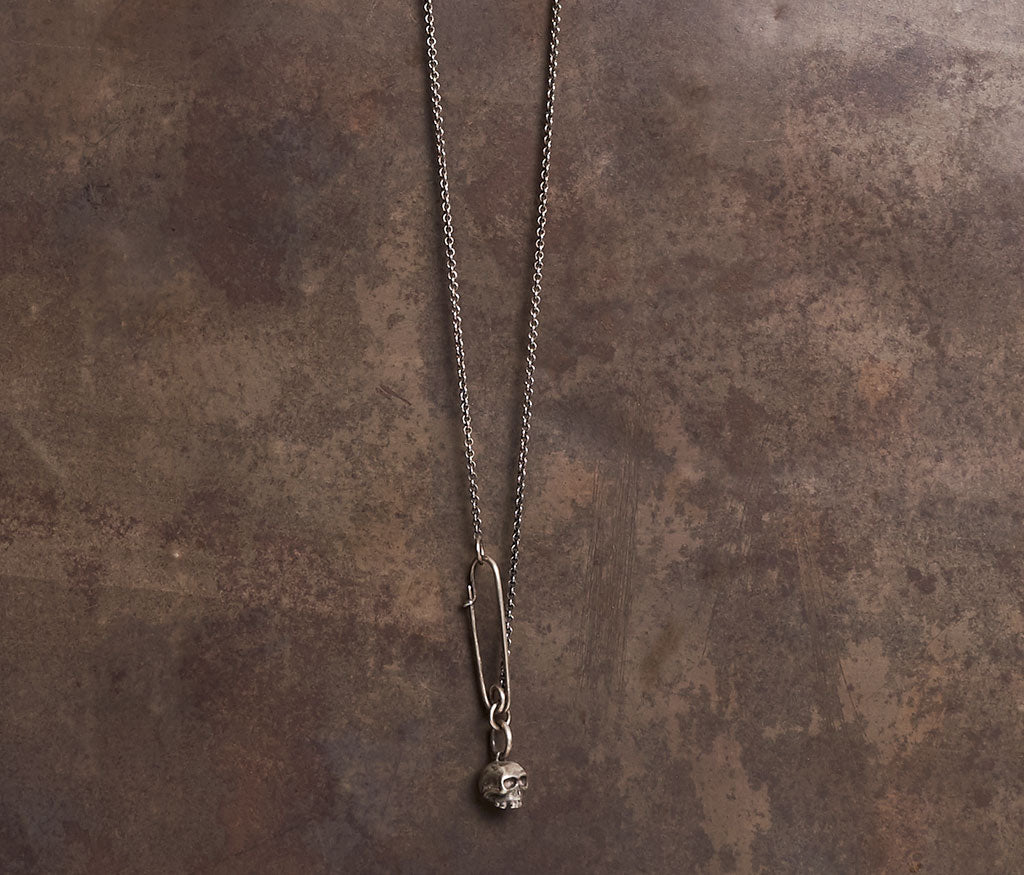 fine chain safety pin+skull