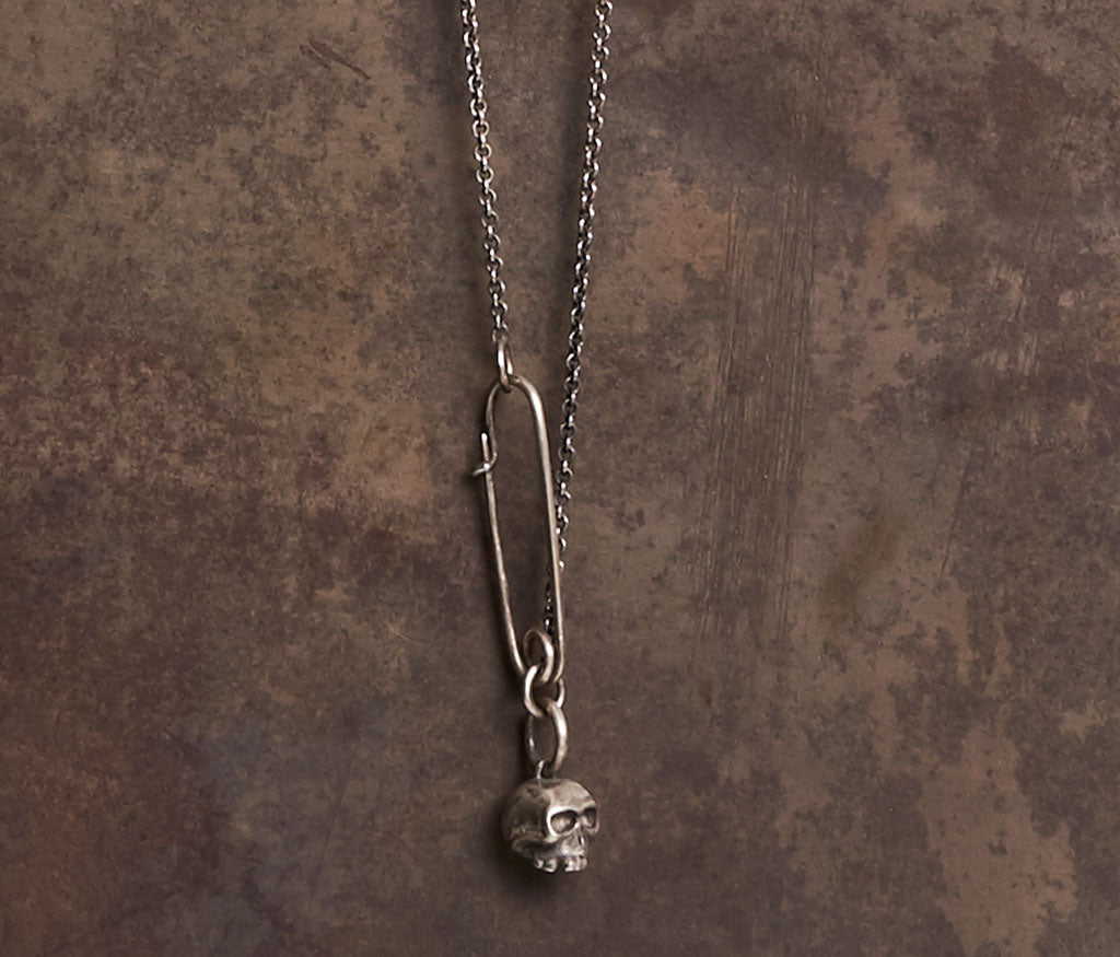 fine chain safety pin+skull