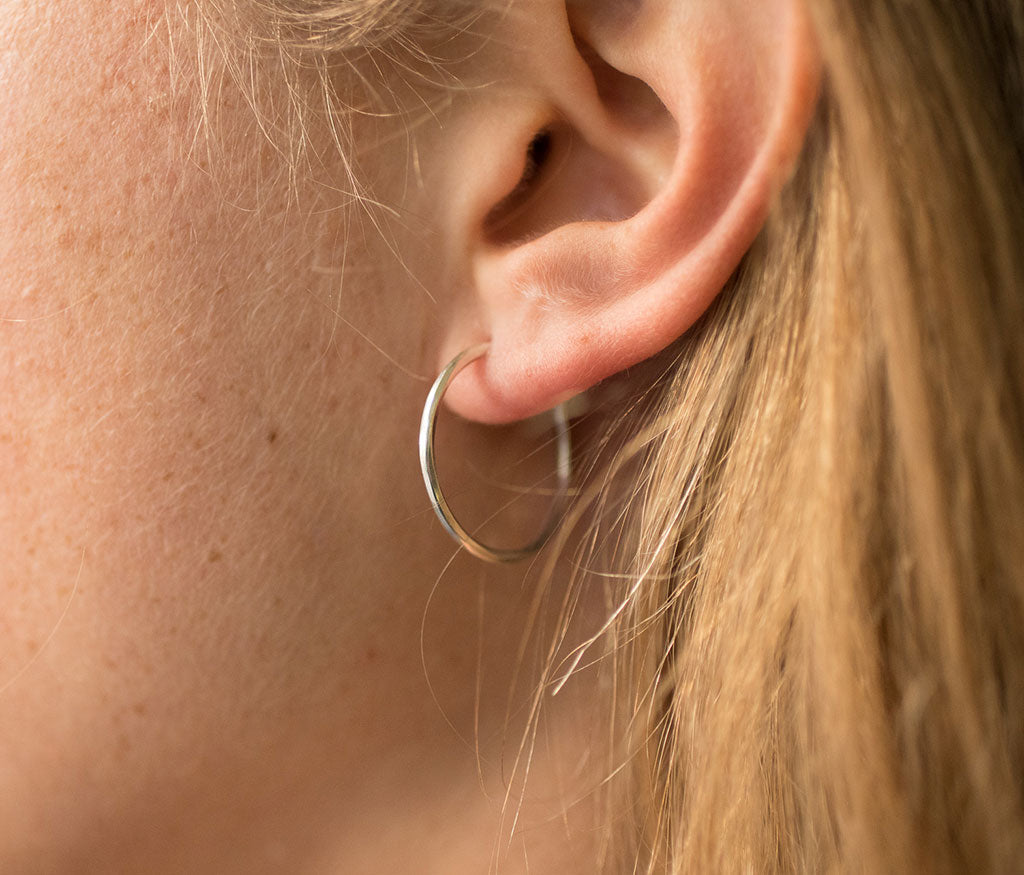 ピアス(両耳用) WERKSTATT:MUNCHEN Earrings Fine Hammered hoop earrings fine hammered – werkstatt-munchen