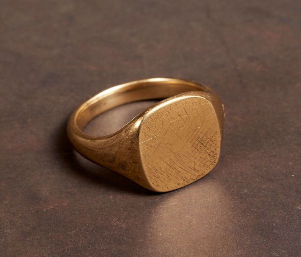 Tåre pilfer Nebu signet ring scratched gold